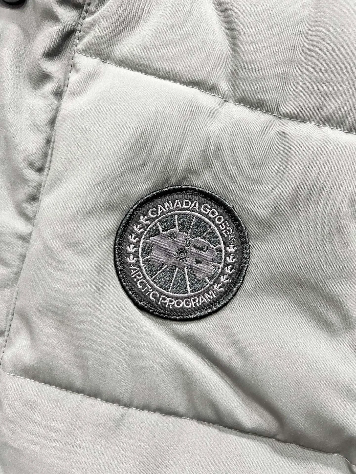P330 model number: YC29 Canada goose/Canada Goose 4154M Freestyle Crew down vest, using international 50 down, genuine original clothing, pay attention to the version, YKK double zipper, velvet on the back collar, more warm, zippered hidden pocket on the inside, genuine mesh pockets on the inside. If you need to compare with the genuine product, check it out at any time. Accessories are all customized from the original factory. The fabric is molded and customized according to the original version. It can be restored by kneading it at will (fabric interpretation: the harder the fabric, the better the waterproof performance. Only those who buy the latest authentic version this year will notice the softness and comfort of the fabric. Soft fabrics are waterproof and have memory rebound function, which is the authentic fabric). The down is synchronized with genuine white duck down, fluffy and not clumps. The original version of Big Goose is white duck down. It is not the goose down boasted by the world's random copywriting. It can be verified through any official channel. Customized authentic YKK double zipper military-grade copper core zipper puller. High hardness and no jamming. The original smoothness is restored. The workmanship and wiring are all controlled by workers with more than ten years of service. They must be horizontal and vertical. No crookedness. The inner wiring density is more sophisticated. Feel free to compare. Big goose label. Collar label. Washed label. Hangtag. Zipper rope. Pocket label. Collar velvet. Buttons. All details are updated simultaneously with the original version. The best version. A fighter in a world-famous vest. Compare to the entire network. Color: Black White Navy Blue Gray Gray Gray Label Size: S-XXL